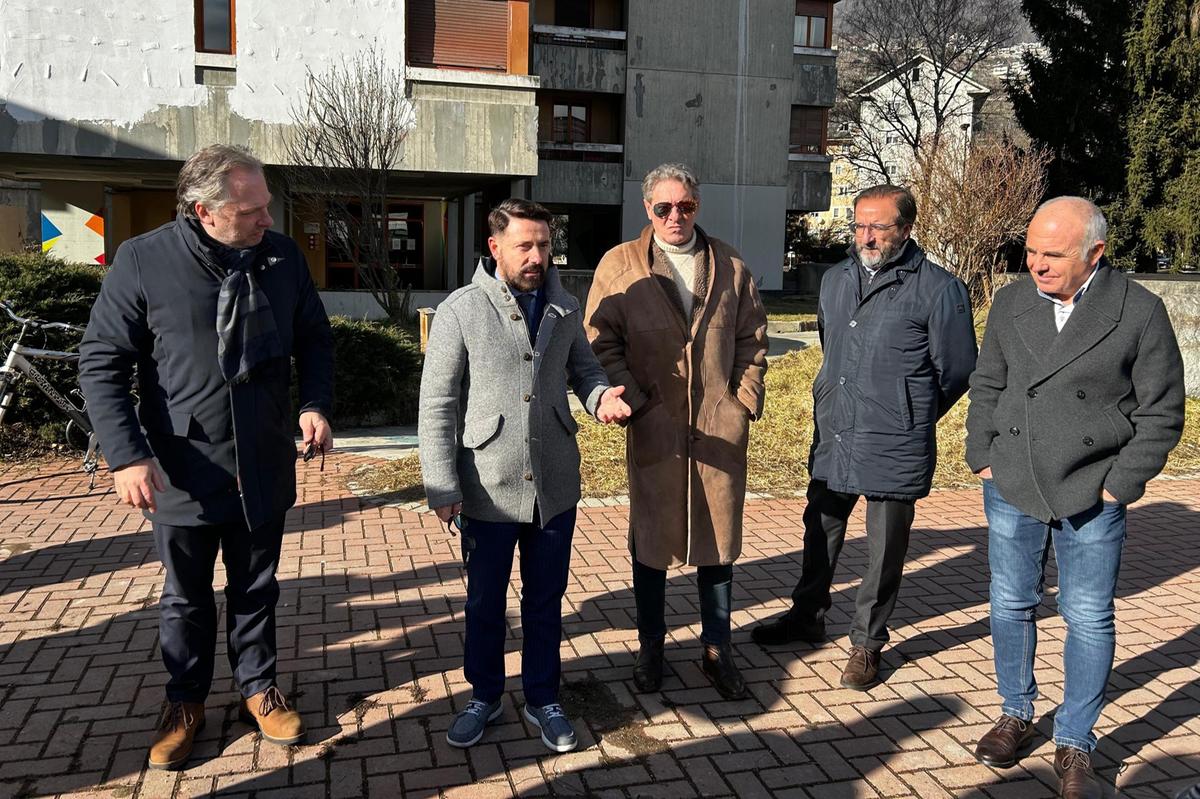 Crepe, muffe e guasti: “Le case vanno a pezzi. E per vivere così paghiamo un affitto di 400 euro” Crepe, muffe e guasti: “Le case vanno a pezzi. E per vivere così paghiamo un affitto di 400 euro”