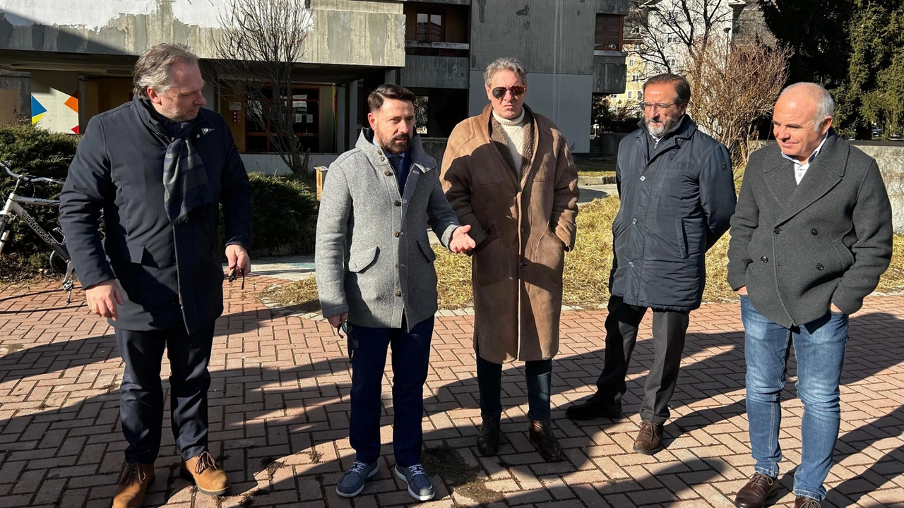 Un sopralluogo di inizio anno nelle case di edilizia popolare dell’assessore regionale a Casa e Housing Sociale Paolo Franco (secondo da sinistra)