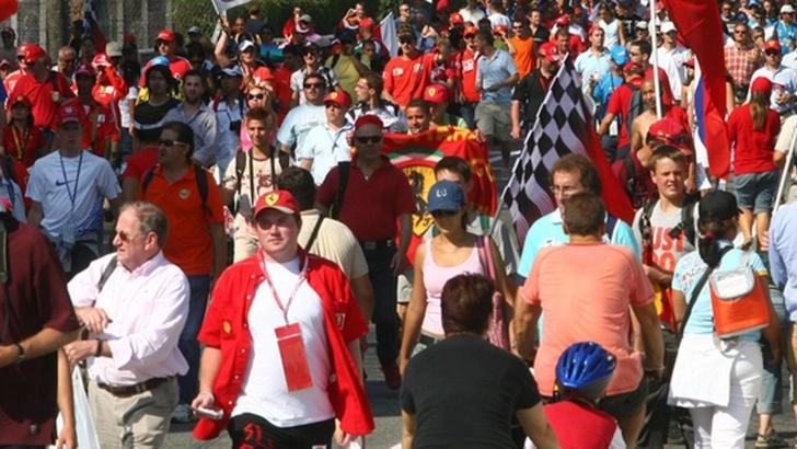 Manca un mese all’evento internazionale e il territorio si sta preparando ad accogliere gli appassionati. Aree allestite a Monza, Biassono, Lissone e Vedano: il biglietto include la navetta in direzione Autodromo.
