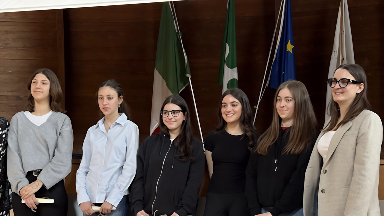Nella Sala Consiliare di Nerviano, si è svolta la cerimonia di consegna delle borse di studio agli studenti che si...