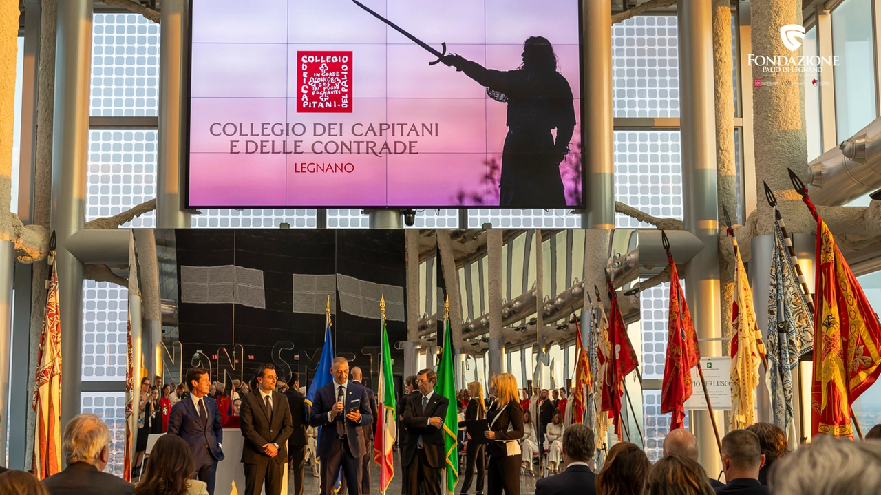 I protagonisti del Palio a Palazzo Lombardia dove sono state presentate le reggenze delle otto contrade formate da Gran Priore Capitano e Castellana I protagonisti del Palio a Palazzo Lombardia dove sono state presentate le reggenze delle otto contrade formate da Gran Priore Capitano e Castellana