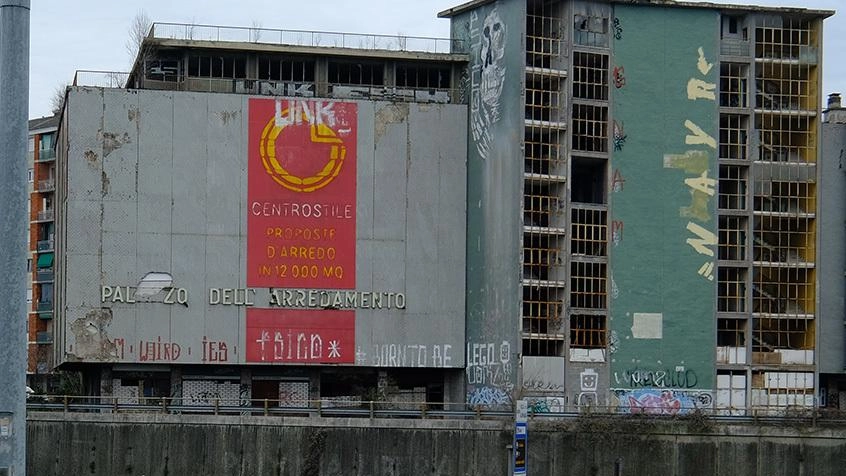 L'ex Centro Stile di Desio mostra segni evidenti di cedimento, con pericoli per residenti e avventurieri. Stallo nella riqualificazione preoccupa, mentre il Comune minaccia l'abbattimento se la proprietà non interviene entro tre anni. L'ex Centro Stile di Desio mostra segni evidenti di cedimento, con pericoli per residenti e avventurieri. Stallo nella riqualificazione preoccupa, mentre il Comune minaccia l'abbattimento se la proprietà non interviene entro tre anni.