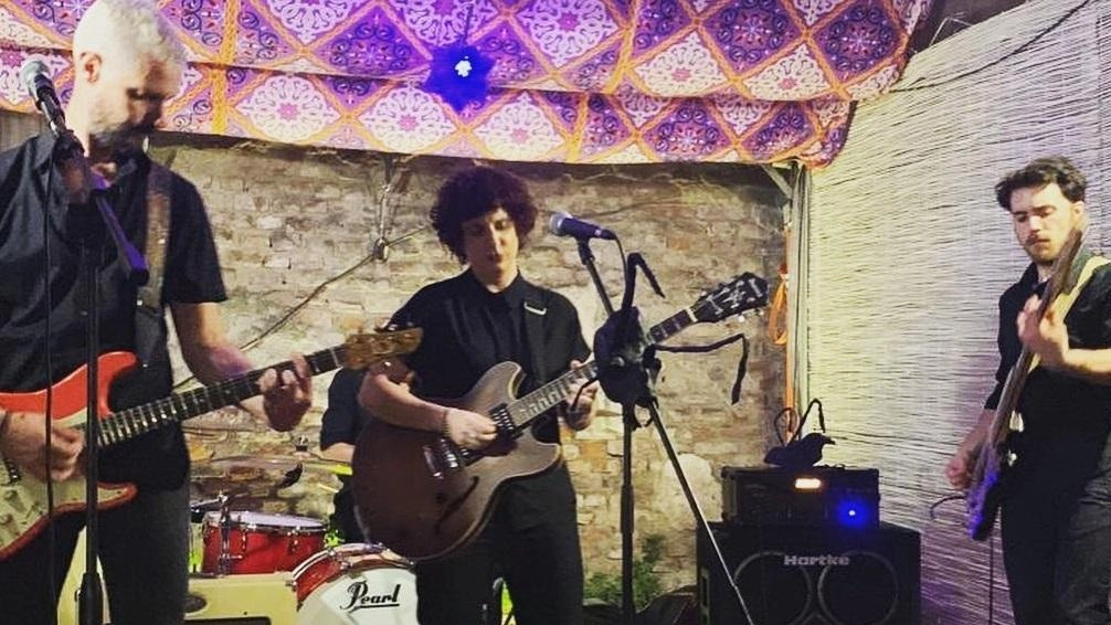 Alternative-rock sul palco con il gruppo Atta Bengala: una musica che si muove tra atmosfere vibranti e distorte Alternative-rock sul palco con il gruppo Atta Bengala: una musica che si muove tra atmosfere vibranti e distorte