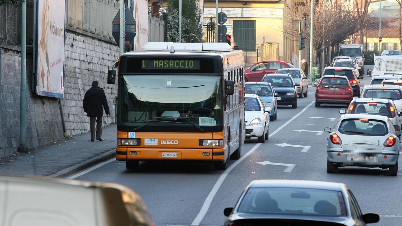 Ha aggredito un controllore e l’autista di un autobus prendendoli la calci e pugni, perché è stato sorpreso senza biglietto Ha aggredito un controllore e l’autista di un autobus prendendoli la calci e pugni, perché è stato sorpreso senza biglietto