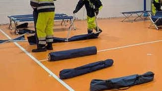 Nella palestra della scuolaDante ci sono tre bambini. Hanno 3, 6 e 8 anni. Ieri li hanno fatti giocare. Gli... Nella palestra della scuolaDante ci sono tre bambini. Hanno 3, 6 e 8 anni. Ieri li hanno fatti giocare. Gli...