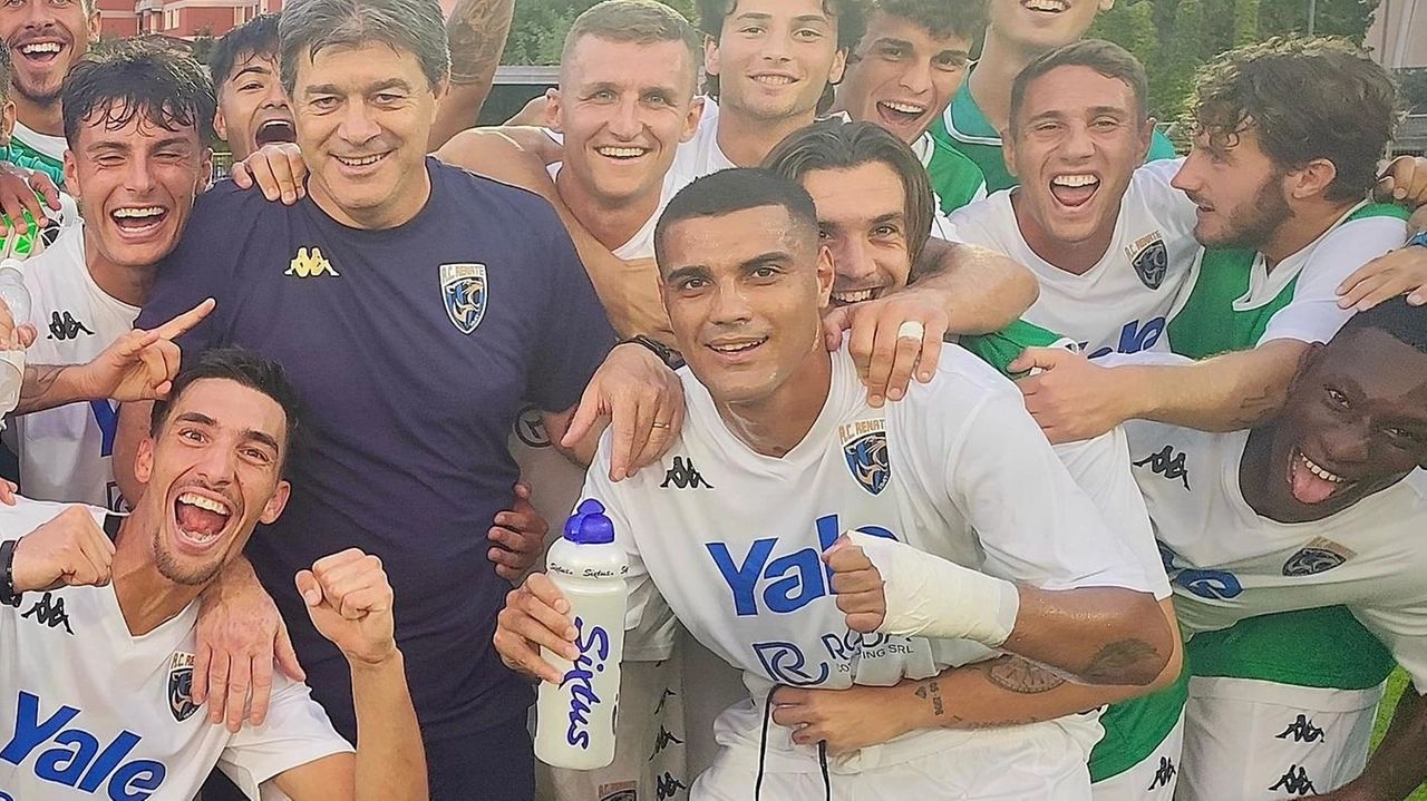 L’esultanza a fine partita dei calciatori del Renate dopo il successo sul campo della Pergolettese L’esultanza a fine partita dei calciatori del Renate dopo il successo sul campo della Pergolettese