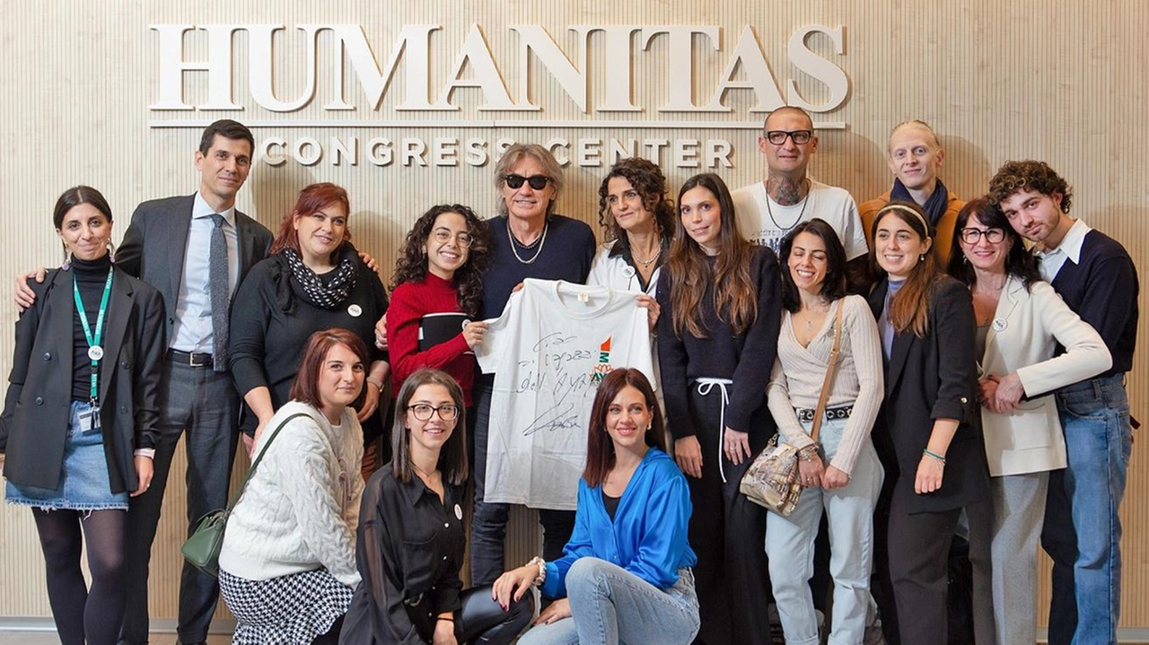 Luciano Ligabue visita il Cancer center di Humanitas per il progetto Aya, dedicato ai giovani pazienti oncologici. Condivisione di esperienze e speranza per affrontare le sfide della vita.