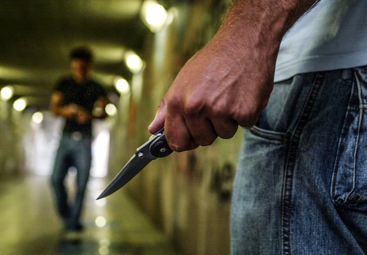 serata di coltelli e sangue a milano feriti due uomini arrestato l8217aggressore