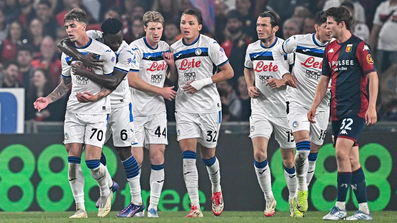 I giocatori dell’Atalanta esultano dopo la rete del momentaneo. 2-2 siglata da Daniel Maldini dopo la doppietta di Pinamonti