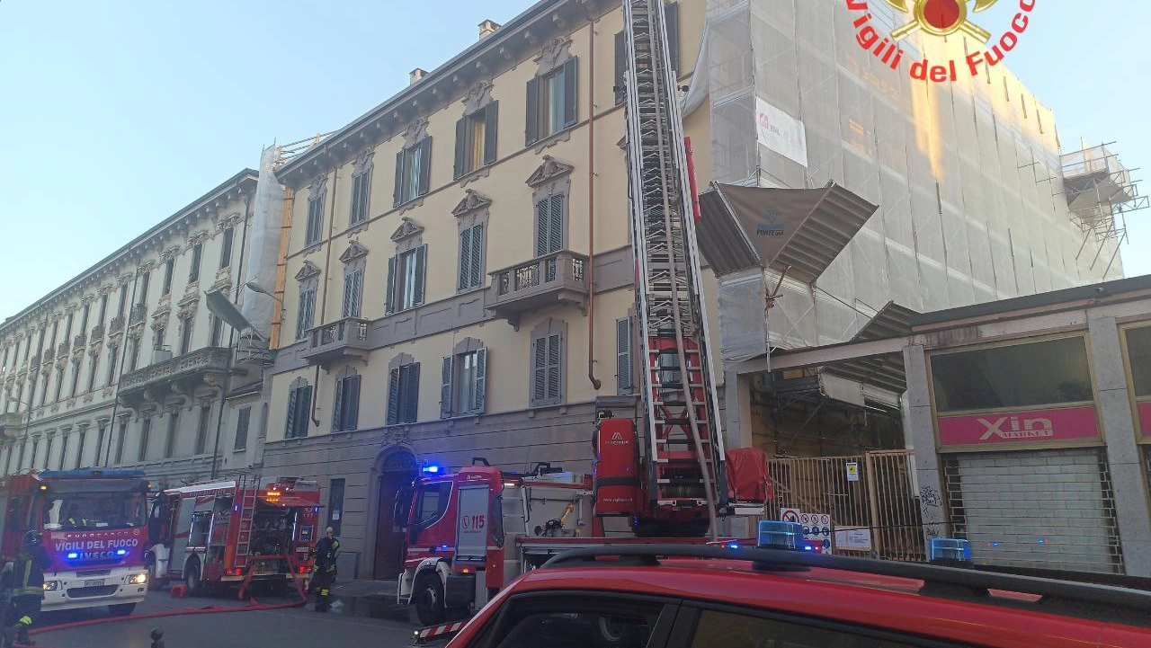 Monza, a fuoco il tetto di una palazzina in via Manzoni Monza, a fuoco il tetto di una palazzina in via Manzoni