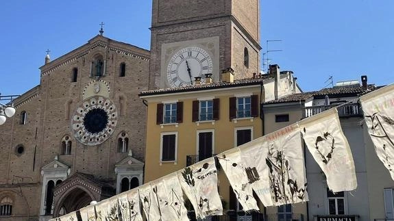 A distanza di 49 anni, le tele tornano a sventolare nel cuore di Lodi, richiamando l’allestimento dell’opera Tele - Solidarietà... A distanza di 49 anni, le tele tornano a sventolare nel cuore di Lodi, richiamando l’allestimento dell’opera Tele - Solidarietà...