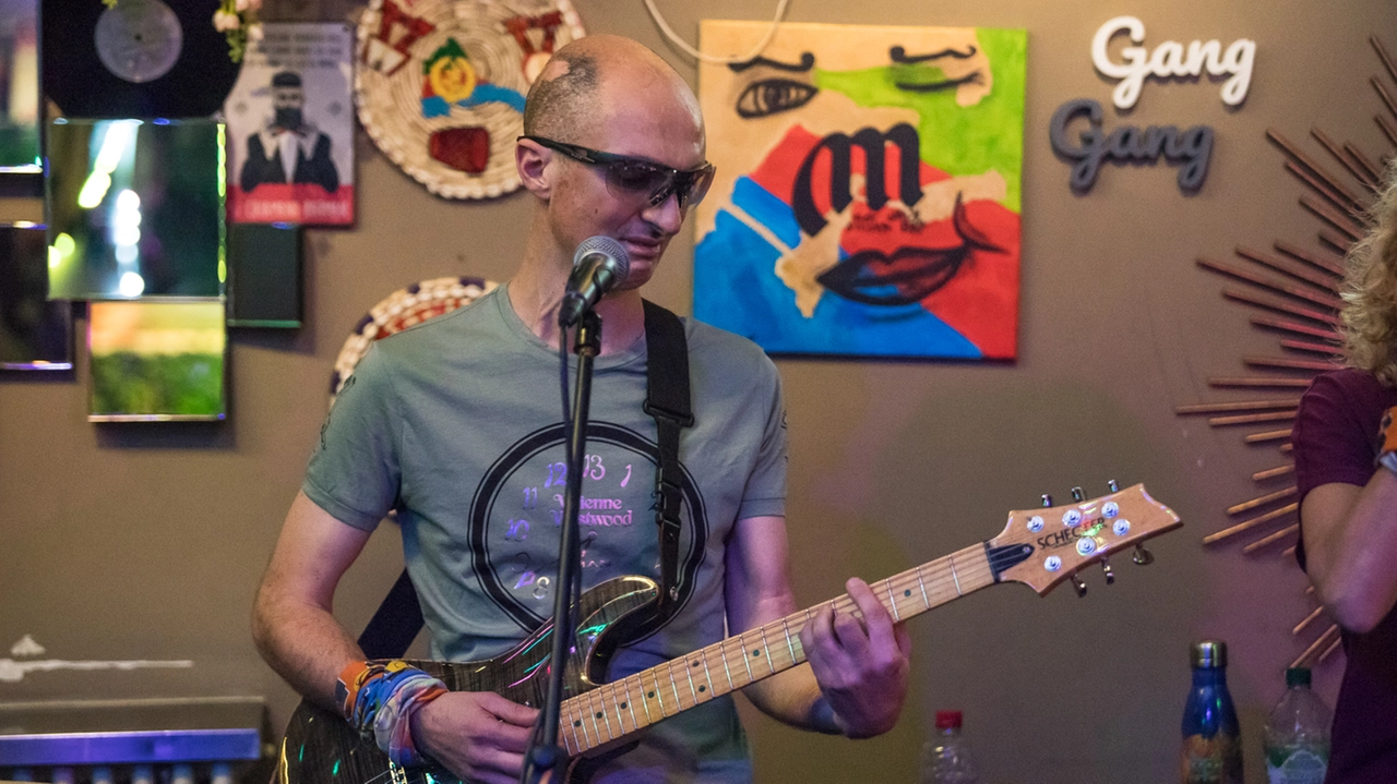 Marco Frattini con la sua chitarra Marco Frattini con la sua chitarra