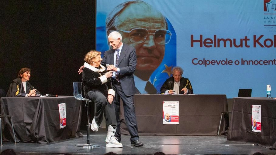 L'ex cancelliere tedesco Helmut Kohl è assolto con formula piena durante il processo virtuale al Teatro Filodrammatici di Milano. Accuse economiche respinte, dibattimento concluso con sorriso del protagonista. L'ex cancelliere tedesco Helmut Kohl è assolto con formula piena durante il processo virtuale al Teatro Filodrammatici di Milano. Accuse economiche respinte, dibattimento concluso con sorriso del protagonista.