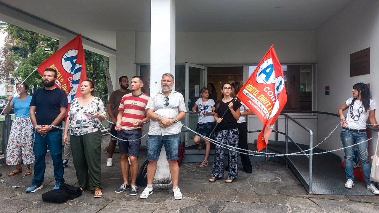 La protesta dei docenti precari incatenati all'Ufficio scolastico territoriale di Milano La protesta dei docenti precari incatenati all'Ufficio scolastico territoriale di Milano