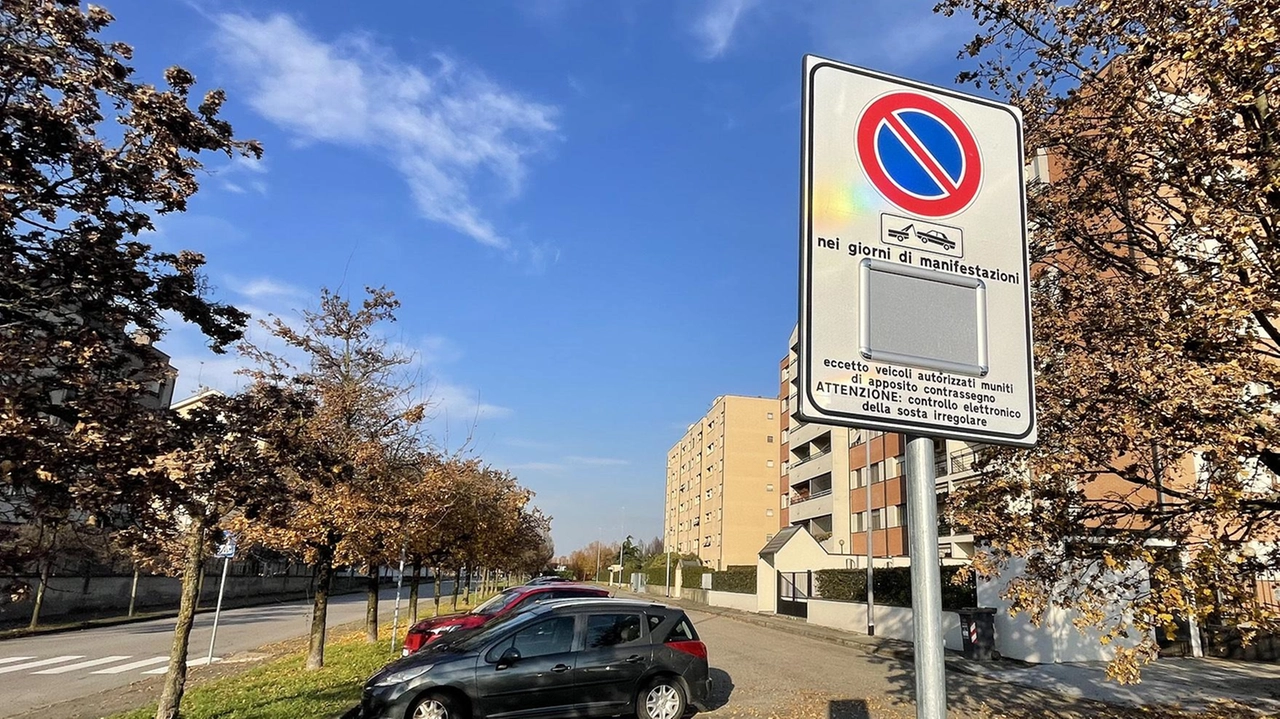 Da lunedì, per la partita del Monza con l’Udinese, entreranno in vigore le 1.800 strisce gialle riservate agli abitanti della zona contro la sosta selvaggia. Da lunedì, per la partita del Monza con l’Udinese, entreranno in vigore le 1.800 strisce gialle riservate agli abitanti della zona contro la sosta selvaggia.