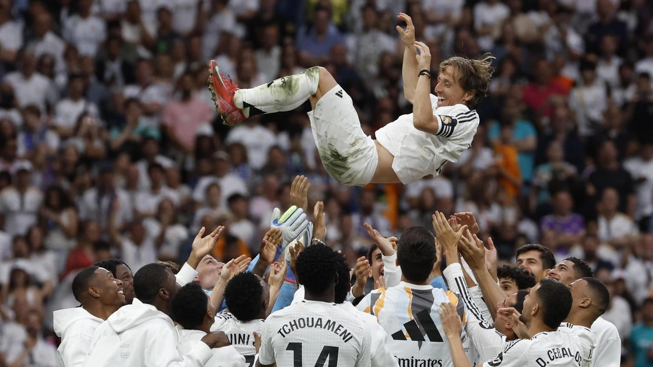 Luka Modric portato in trionfo dai compagni di squadra del Real Madrid dopo l’ultima gara nella Liga contro la Real Sociedad