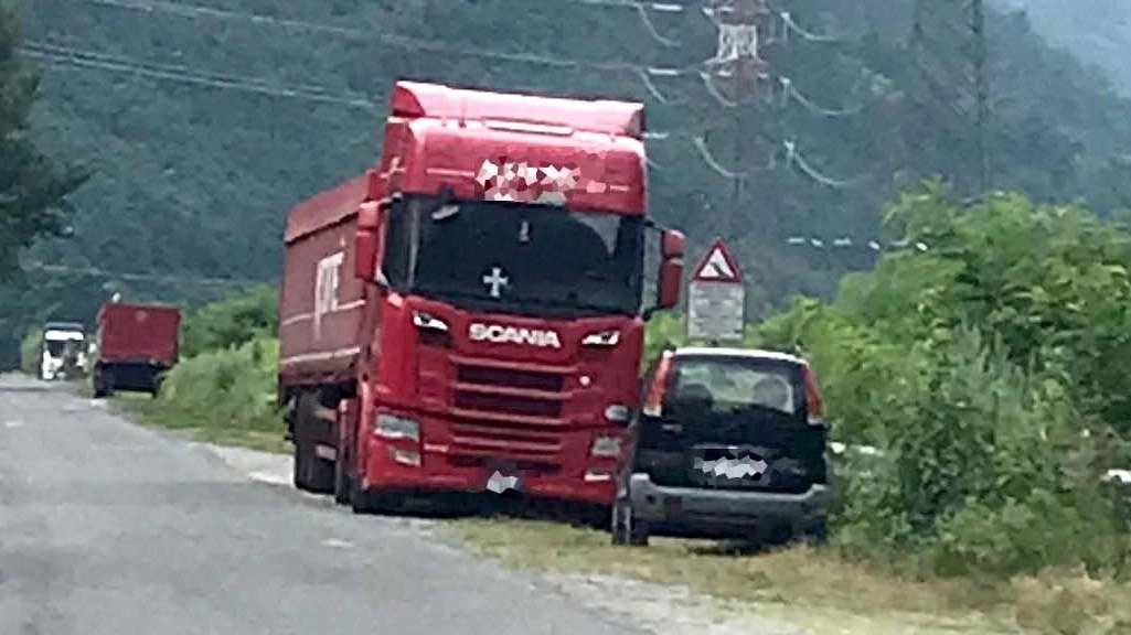 Un tir parcheggiato accanto agli argini Il peso dei mezzi pesanti rende ancora più instabile il terreno Un tir parcheggiato accanto agli argini Il peso dei mezzi pesanti rende ancora più instabile il terreno