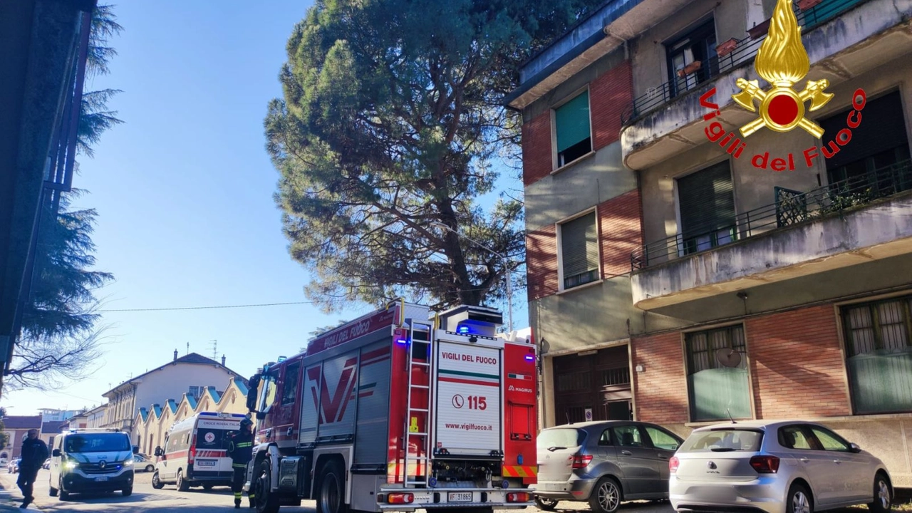 La squadra dei vigili del fuoco intervenuta oggi in via Battisti