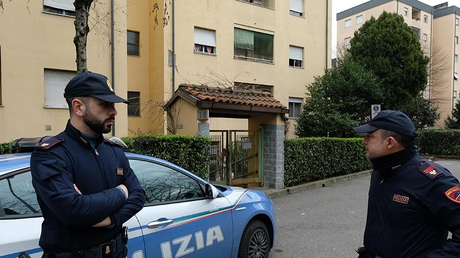 I poliziotti sono riusciti a intercettare e arrestare la coppia grazie alla segnalazione di un vicino di casa, allarmato da un’auto sospetta I poliziotti sono riusciti a intercettare e arrestare la coppia grazie alla segnalazione di un vicino di casa, allarmato da un’auto sospetta