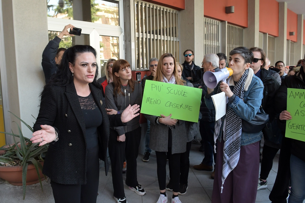 La sindaca Elisa Balconi con una delegazione di genitori sotto il municipio (foto Canali)