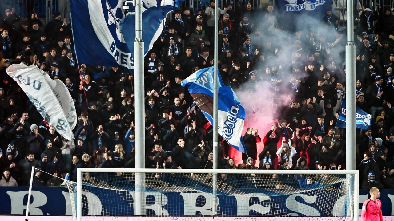 Gli ultras del Brescia contestano l'ipotesi di fusione di altre società della provincia per mantenere il calcio professionistico in città Gli ultras del Brescia contestano l'ipotesi di fusione di altre società della provincia per mantenere il calcio professionistico in città