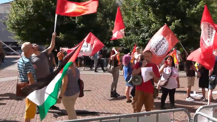 Inchiesta urbanistica, i manifestanti davanti a Palazzo Marino (Frame video LocalTeam)