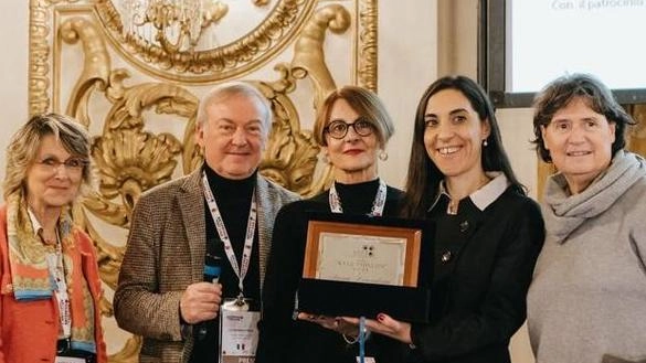 La scrittrice Anna Prandoni ha ricevuto la targa da Aset l’associazione stampa enogastroagro-alimentare della Toscana per il suo modo di informare La scrittrice Anna Prandoni ha ricevuto la targa da Aset l’associazione stampa enogastroagro-alimentare della Toscana per il suo modo di informare