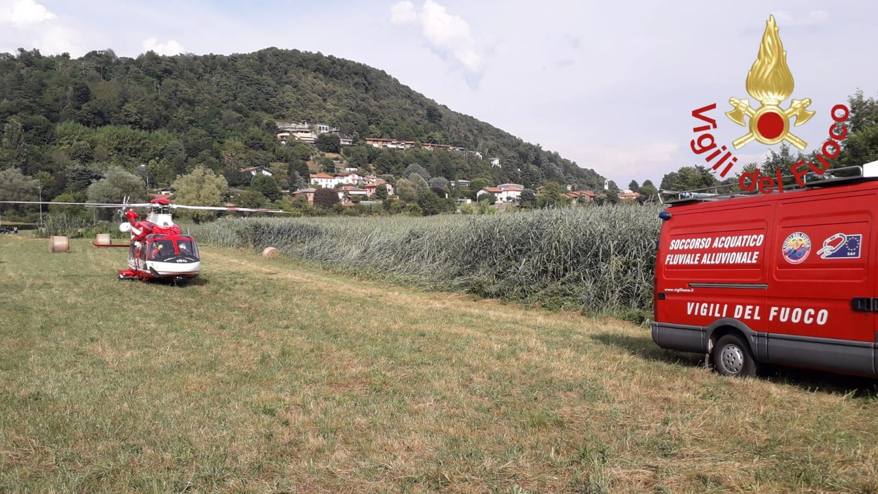 La base delle ricerche dei vigili del fuoco per trovare la donna data per dispersa dopo il tuffo nel lago di Montorfano: per fortuna si trattava di un falso allarme La base delle ricerche dei vigili del fuoco per trovare la donna data per dispersa dopo il tuffo nel lago di Montorfano: per fortuna si trattava di un falso allarme