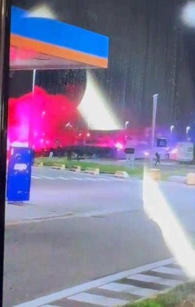 Pullman di tifosi rivali si incrocia in A1: maxi rissa all’autogrill di Somaglia, volano botte e fumogeni Pullman di tifosi rivali si incrocia in A1: maxi rissa all’autogrill di Somaglia, volano botte e fumogeni