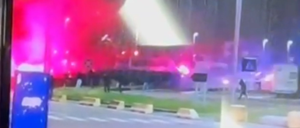 Pullman di tifosi rivali si incrocia in A1: maxi rissa all’autogrill di Somaglia, volano botte e fumogeni