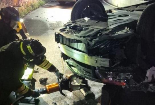 Giovani si schiantano con un suv. Poi uno si nasconde nel lago Giovani si schiantano con un suv. Poi uno si nasconde nel lago