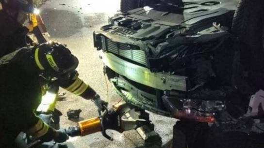 I vigili del fuoco hanno dovuto utilizzare cesoie pneumatiche per liberare l’amico rimasto bloccato in auto I vigili del fuoco hanno dovuto utilizzare cesoie pneumatiche per liberare l’amico rimasto bloccato in auto