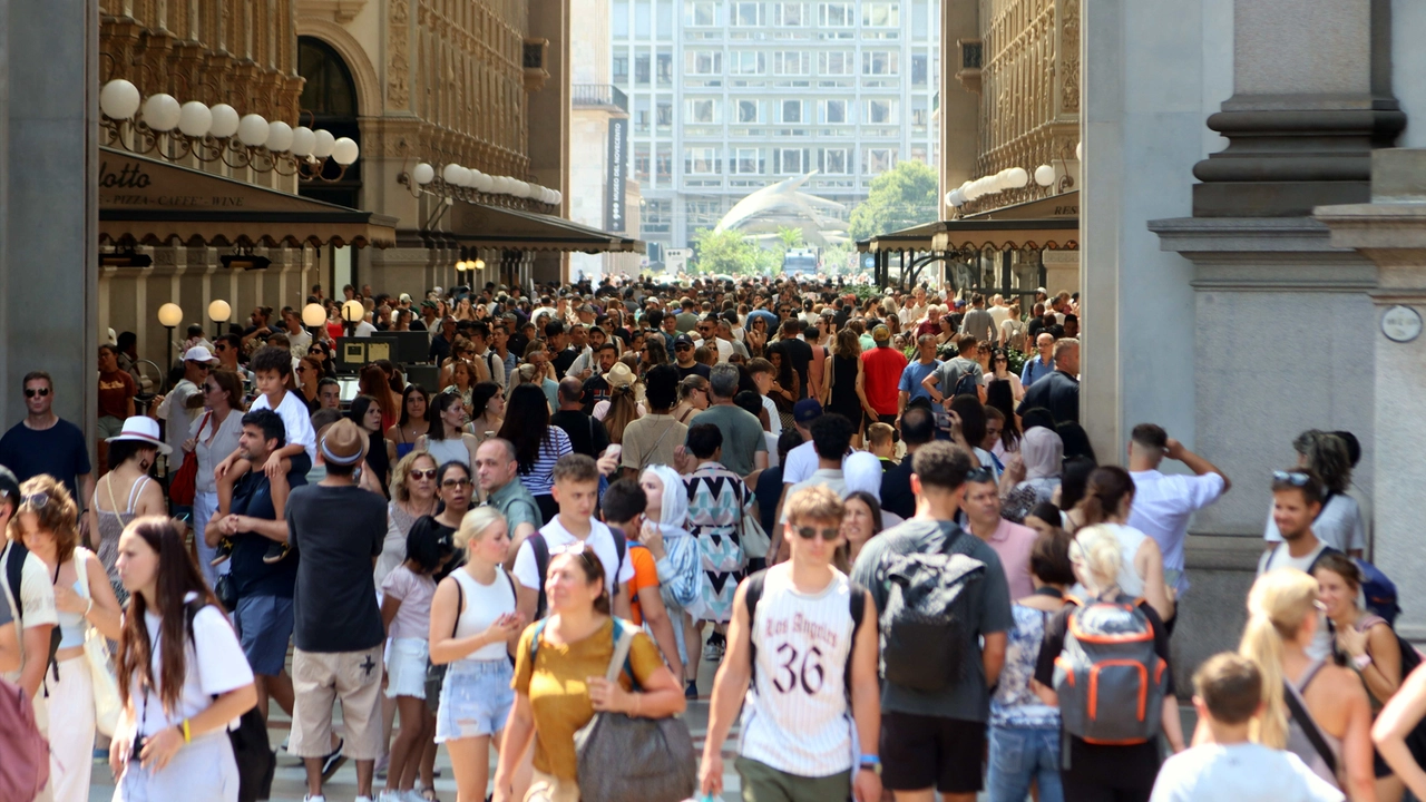 Milano 03082024 FOLLA Turisti Galleria Vittorio Emanuele e Duomo foto Salmoirago Milano 03082024 FOLLA Turisti Galleria Vittorio Emanuele e Duomo foto Salmoirago