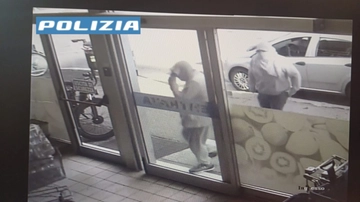 Rapine seriali a mano armata nei bar e supermercati di Monza: sgominata la banda “della porta accanto”