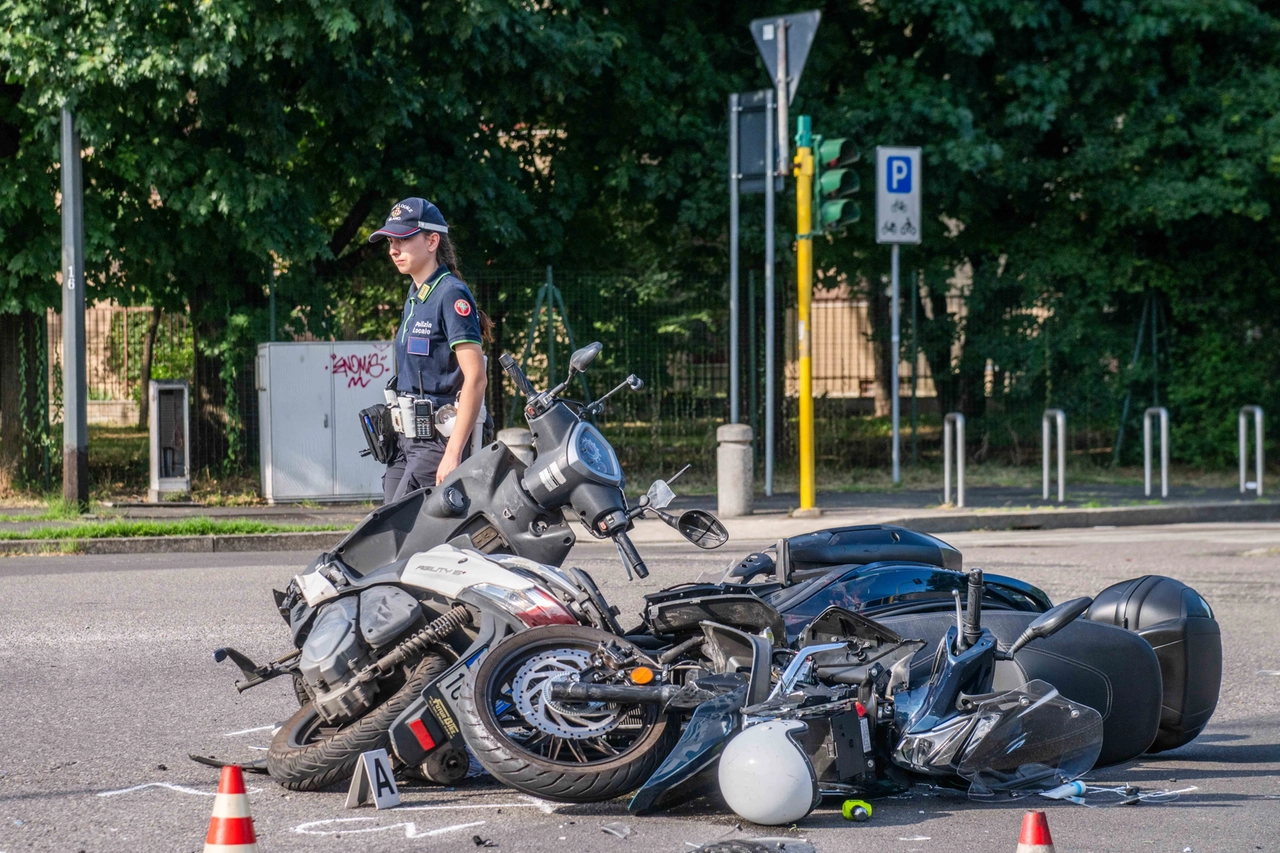 I due scooter rimasti sulla strada dopo l'incidente in via Bisceglie