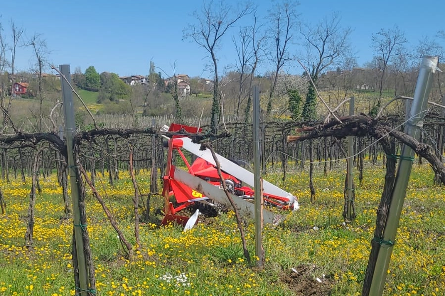 L'ultraleggero di Gianbattista Intini precipitato in una vigna a Golferenzo