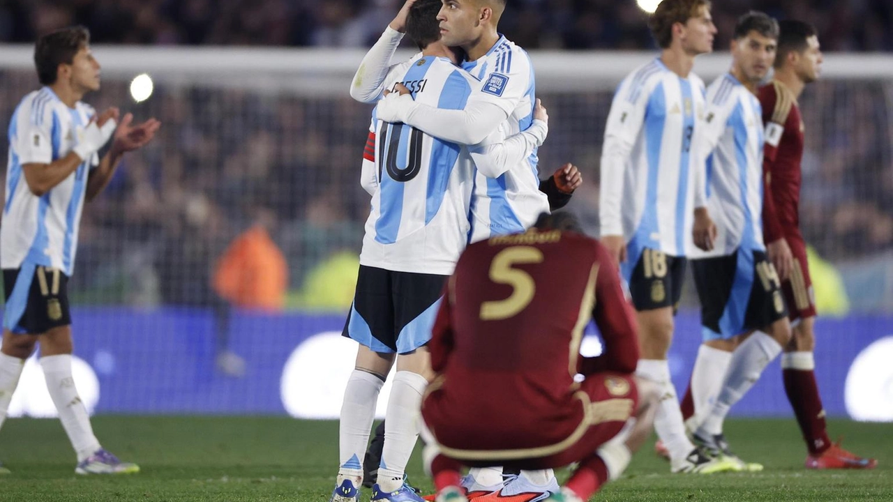 Lautaro Martinez abbraccia Leo Messi: notte speciale per entrambe