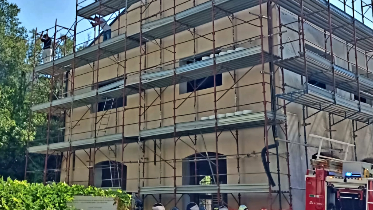 La protesta dei 3 operai sull'impalcatura del cantiere La protesta dei 3 operai sull'impalcatura del cantiere