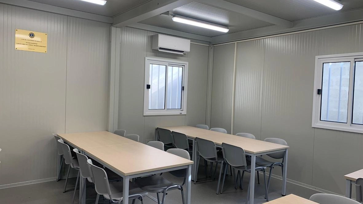 Un prefabbricato in zona stazione da 3 anni viene allestito come mensa per dare un pasto caldo ai senzatetto della città
