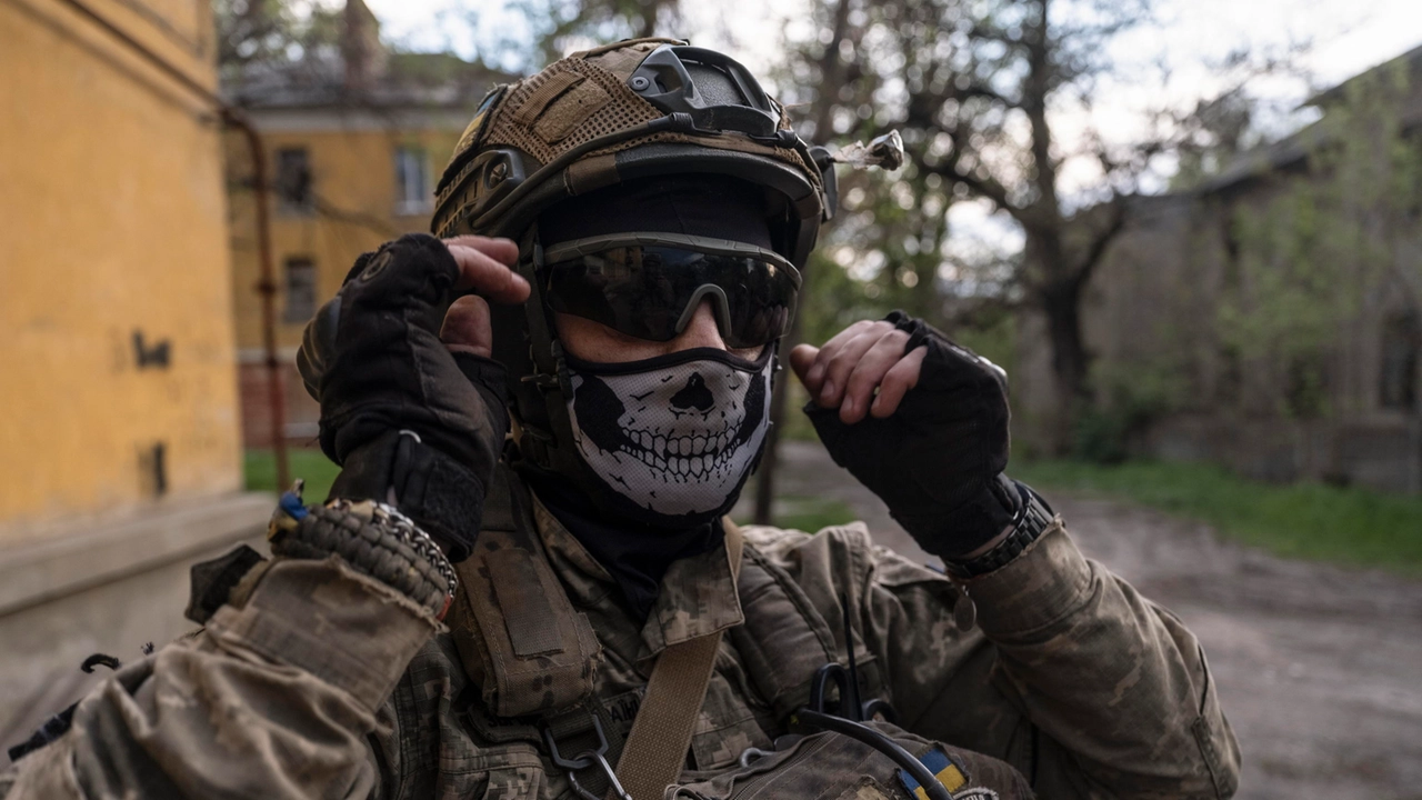 Ucraina, media: “Accordo su terre rare a rischio all’ultimo”. Zelensky: “Putin teme per la parata del 9 maggio? Fa bene”
