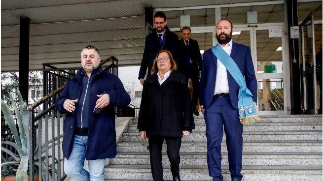 nuova targa per ramelli   è polemica  bocciata dai prof e riannunciata