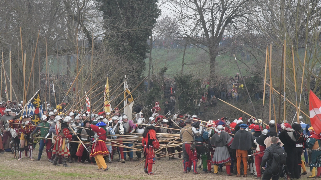 Lo scontro tra l'esercito del Sacro Romano Impero Germanico e le truppe francesi di re Francesco messo in scena al Castello di Mirabello Lo scontro tra l'esercito del Sacro Romano Impero Germanico e le truppe francesi di re Francesco messo in scena al Castello di Mirabello