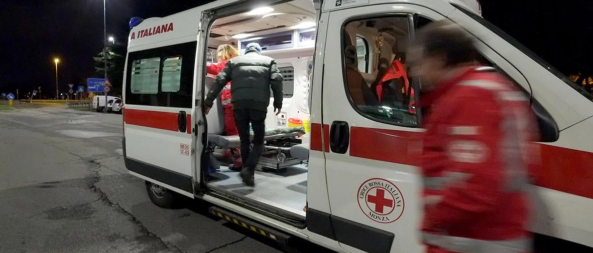 La tragedia è avvenuta nei pressi della galleria del Costone, vicino a San Giovanni Bianco. Sul posto tre ambulanze e due automediche