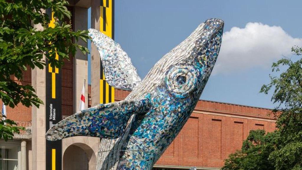 Milano, piromane incendia la balena di Allegrucci davanti alla Triennale: fermato Milano, piromane incendia la balena di Allegrucci davanti alla Triennale: fermato