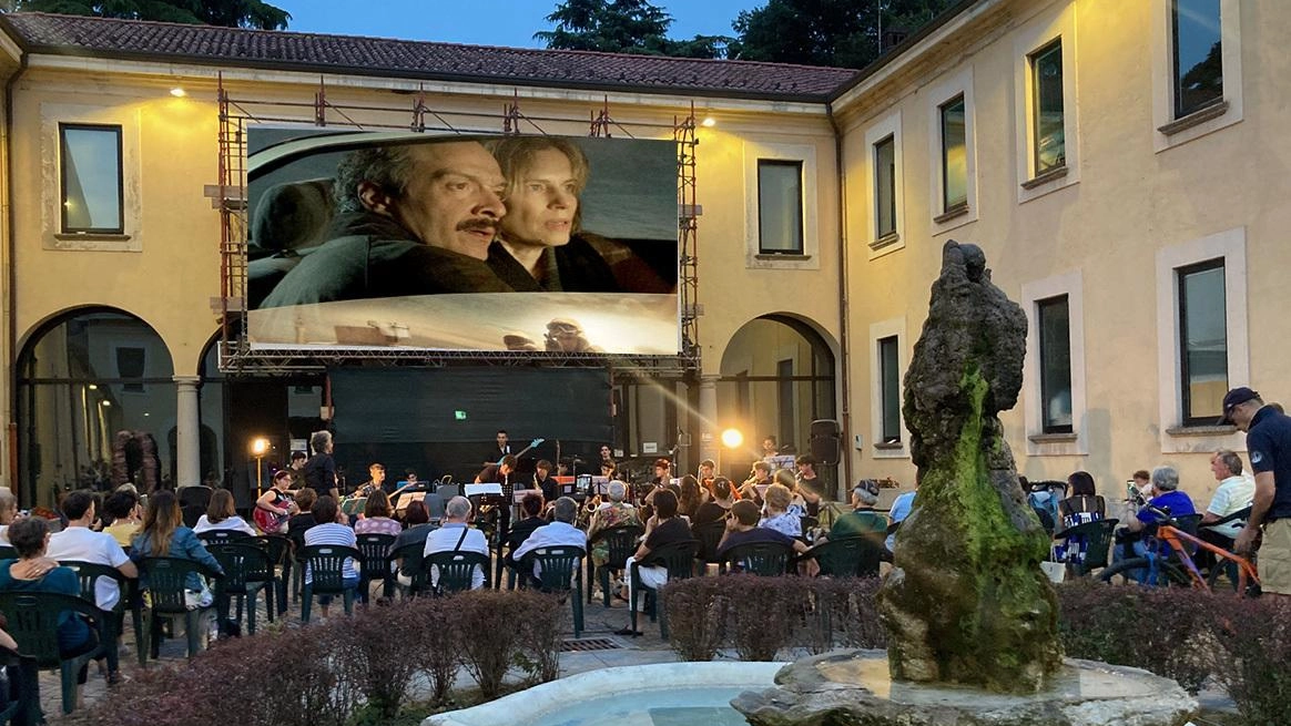 Gli spettacoli si terranno nel Cortile della seicentesca Villa Camperio in via Confalonieri nel cuore di Villasanta Gli spettacoli si terranno nel Cortile della seicentesca Villa Camperio in via Confalonieri nel cuore di Villasanta