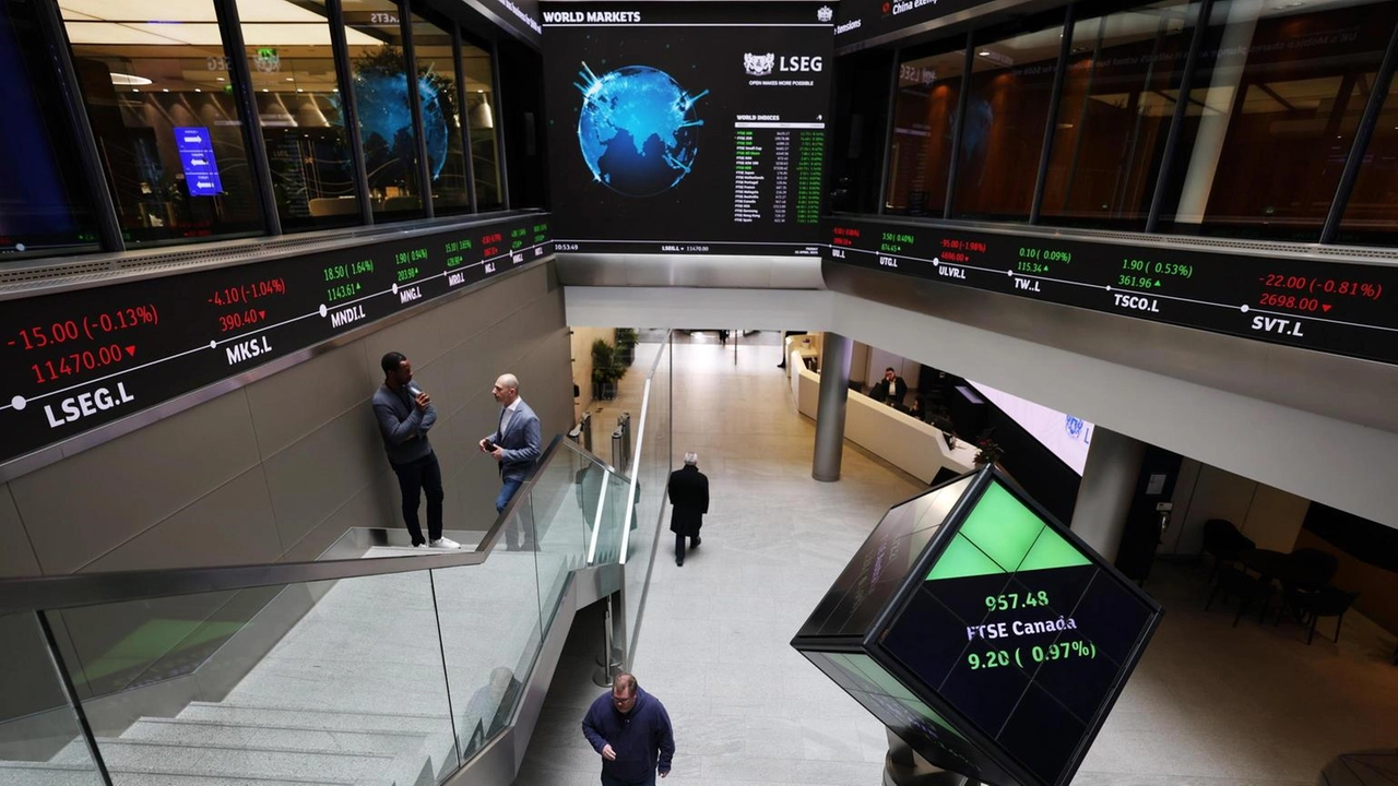 Tonfo per Renault a Parigi. Scivola Stellantis a Piazza Affari Tonfo per Renault a Parigi. Scivola Stellantis a Piazza Affari