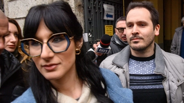 Angela Taccia minacciata di morte: “Ammazzo te e Sempio”. Le foto “allucinanti” di fucili, pinze e martelli: “Clima d’odio inaccettabile”