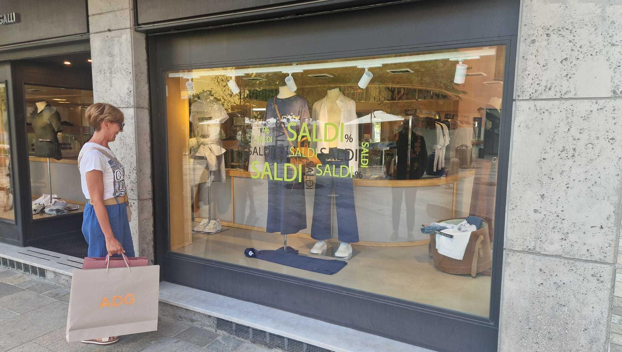Temporale e ferie frenano i saldi: "Ma abbiamo avuto un maggio d’oro". E c’è chi vende giacche di renna Temporale e ferie frenano i saldi: "Ma abbiamo avuto un maggio d’oro". E c’è chi vende giacche di renna