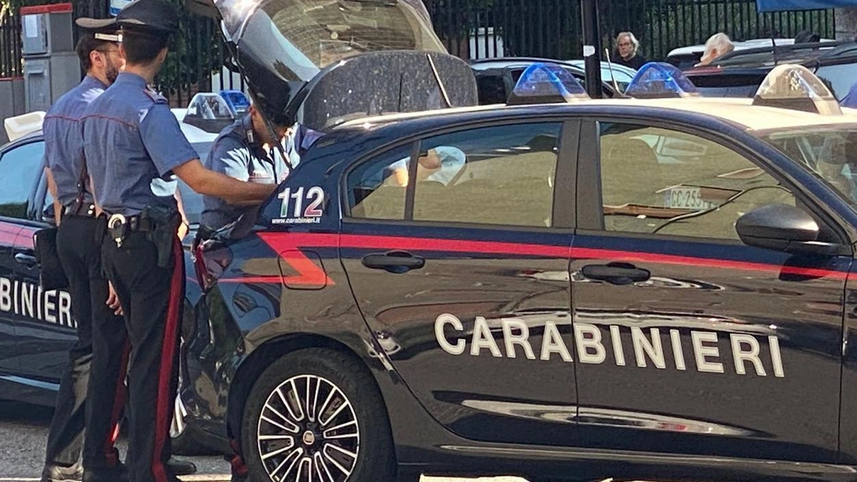 È scattata nella prima mattina la maxi operazione dei carabinieri nel quartiere Crocetta di Cinisello È scattata nella prima mattina la maxi operazione dei carabinieri nel quartiere Crocetta di Cinisello