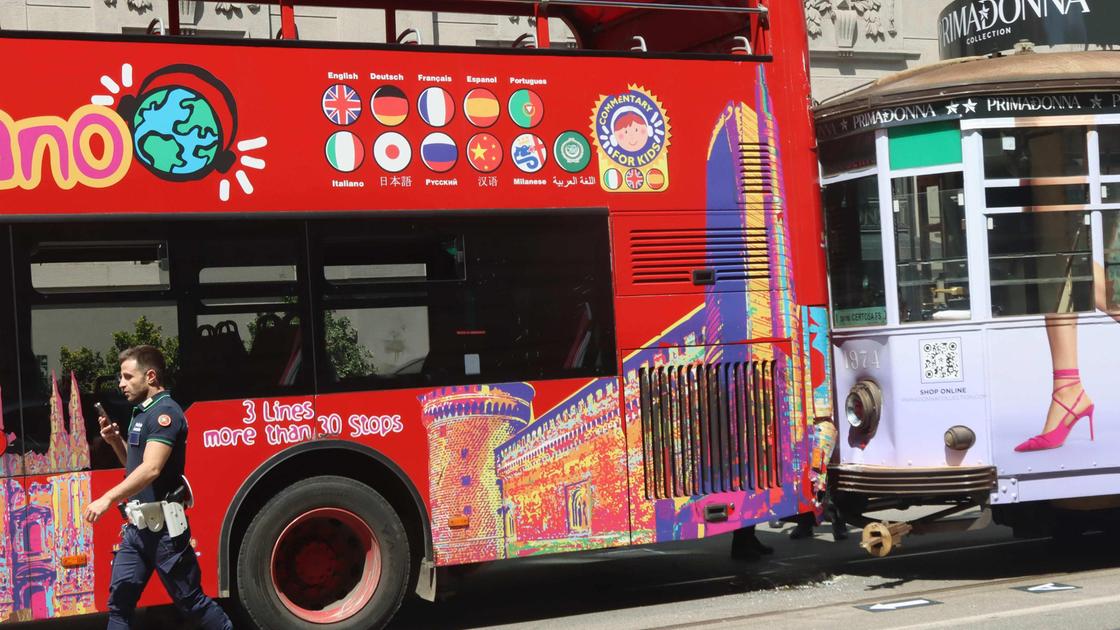 Tram tampona bus turistico: cinque contusi